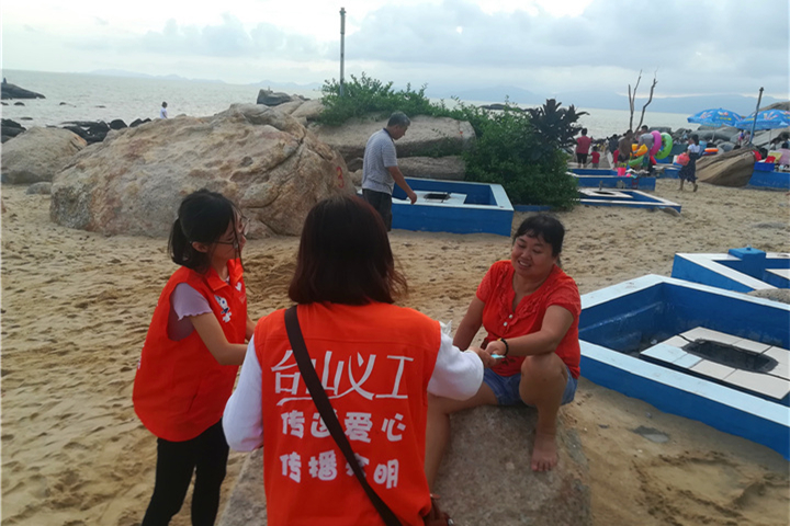 廣東省各地紛紛組織“不留白色污染”環?；顒討c“七一”